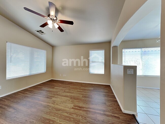 Foto del edificio - 16660 W Cottonwood Street