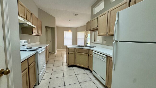 Foto del edificio - Bright & Spacious Home with 2 Car Attached...
