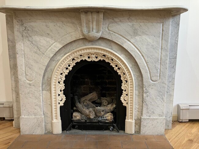 Chimenea (de gas) en funcionamiento y marco de mármol de alrededor de 1860 y repisa de mármol de alrededor de 1860. - 143 Sussex St