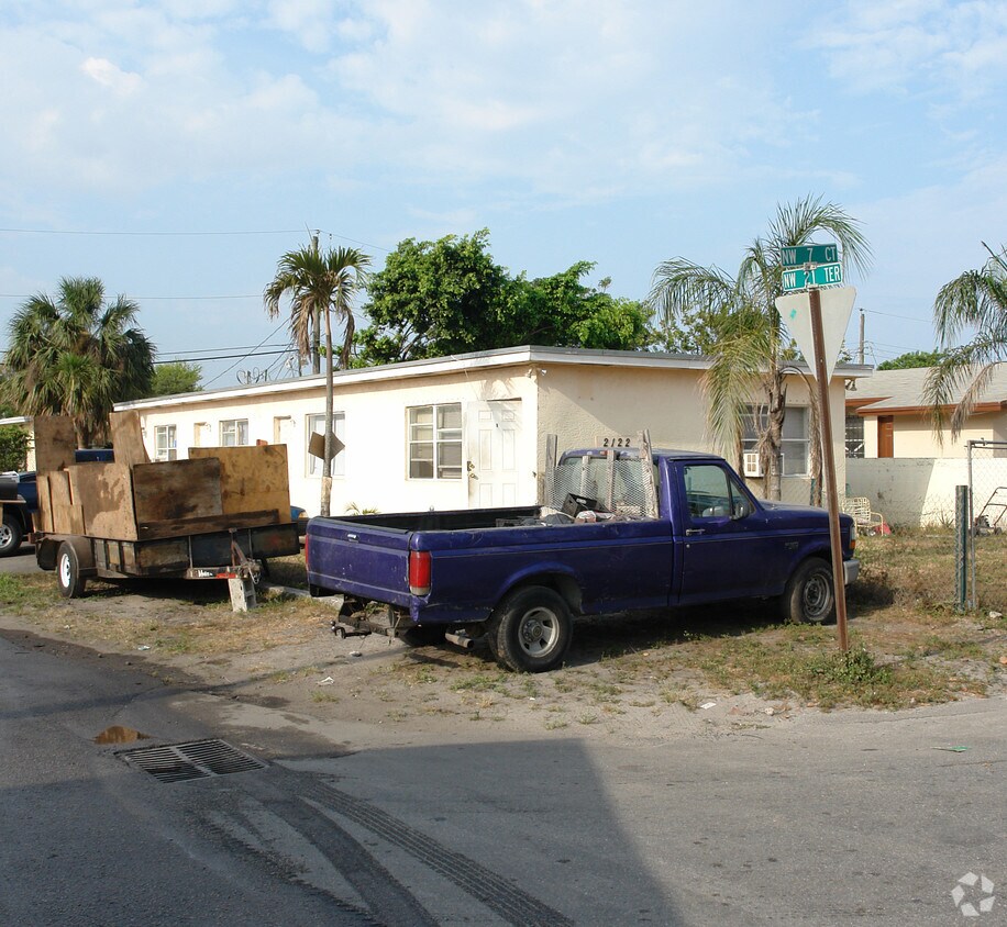 Building Photo - 2122 NW 7th Ct