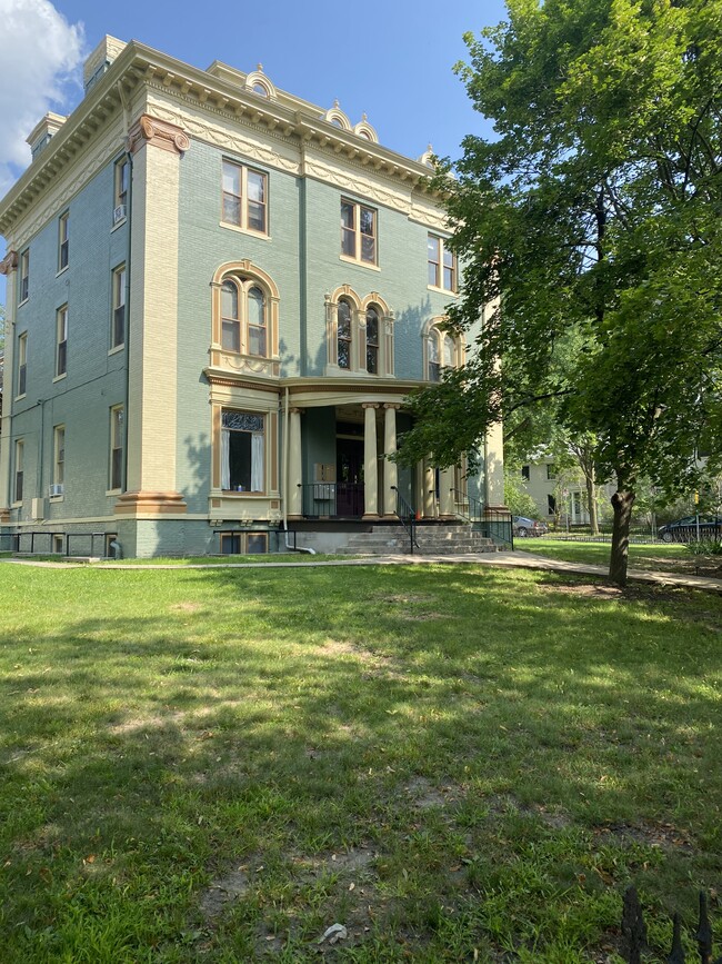 Exterior - 208 N Division St