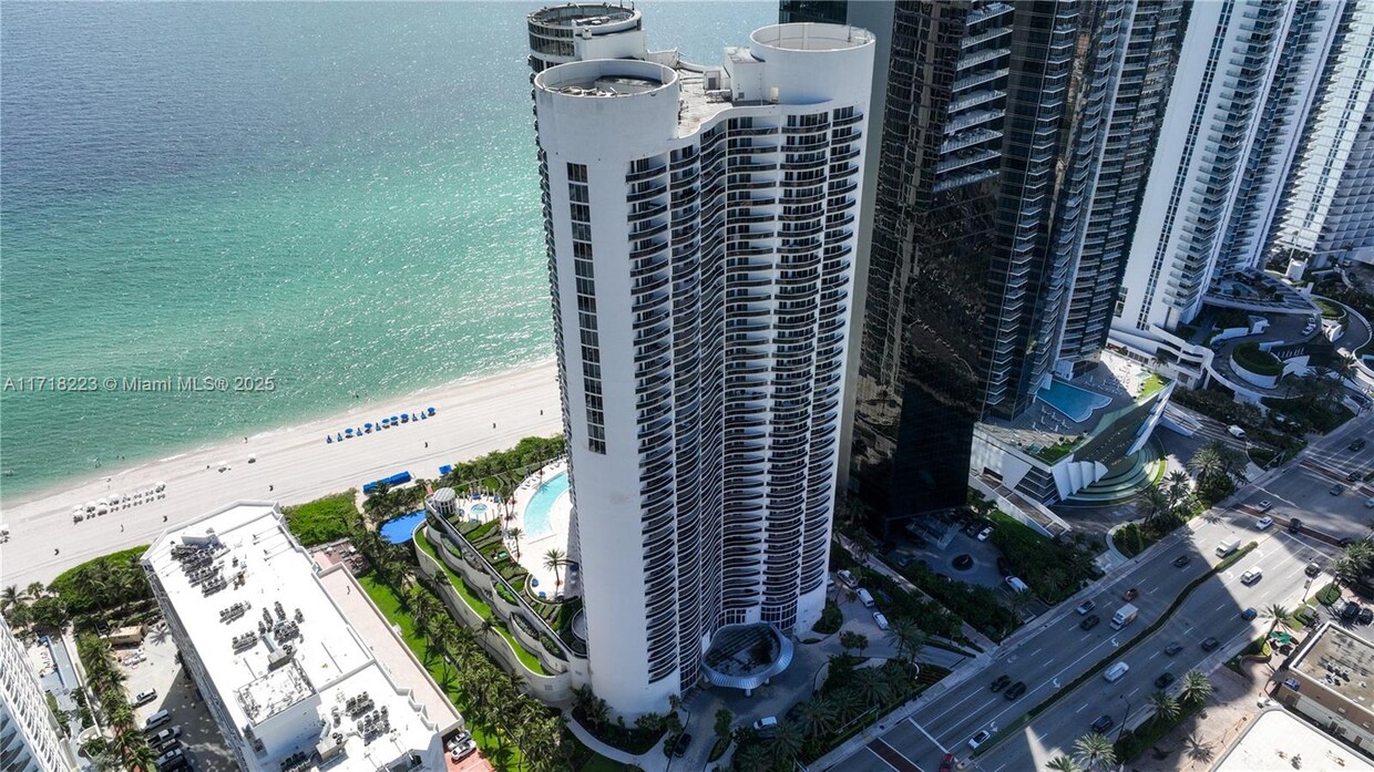 Foto principal - 17201 Collins Ave