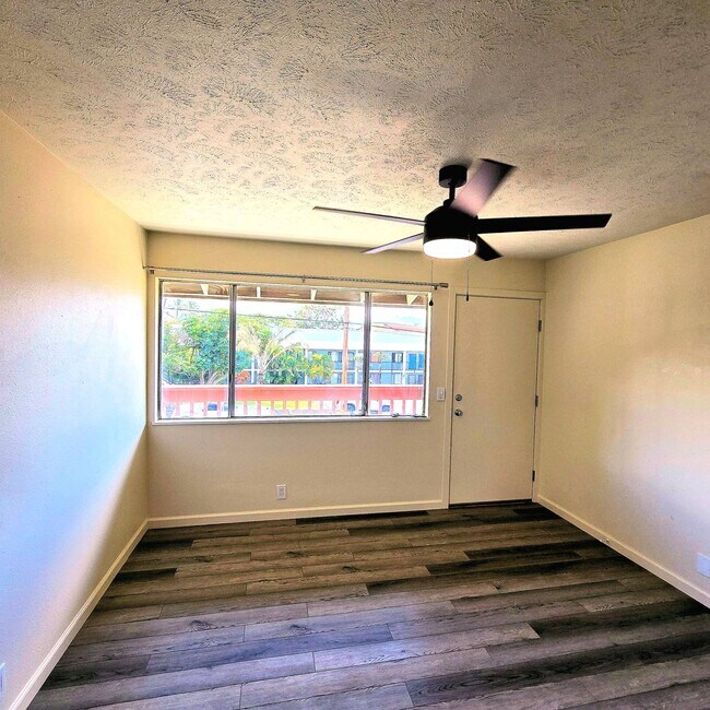 Foto del edificio - Live the beach life! Remodeled 1 Bedroom Near Charlie Young Beach