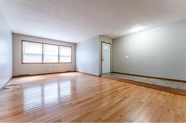 Foto del edificio - Large 4 Bedroom 3 Bath Home Available 7/15...