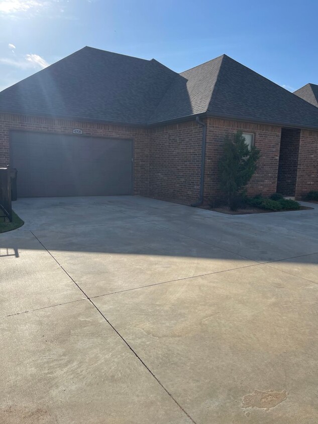 Foto principal - Two bedroom two bath home with a study.