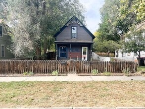 Building Photo - 820 N Spruce St