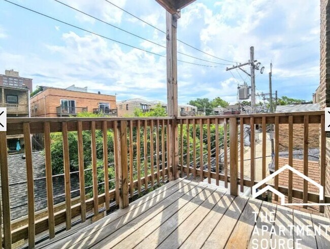 Building Photo - 3933 N Janssen Ave