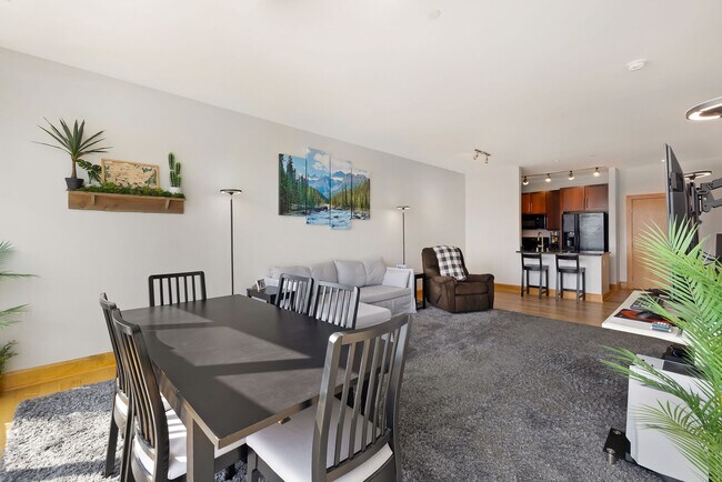 Building Photo - 1550 E Royall Pl