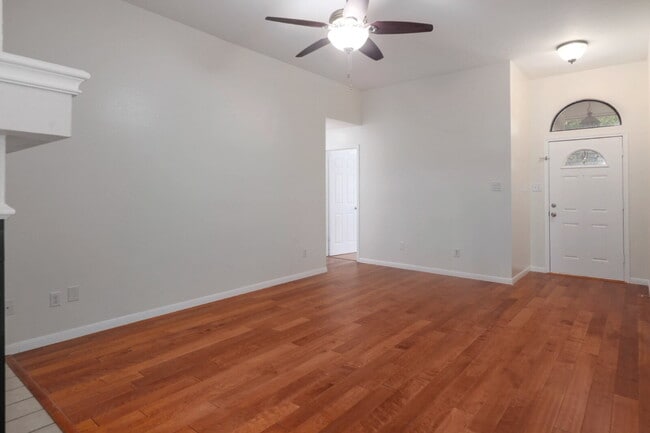 Building Photo - Charming Single-Story Home with Hardwood F...