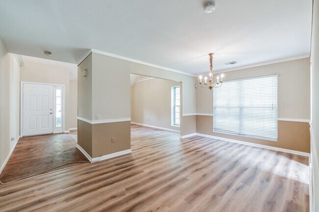 Building Photo - Welcome home to this bright and airy 3Bd/2...