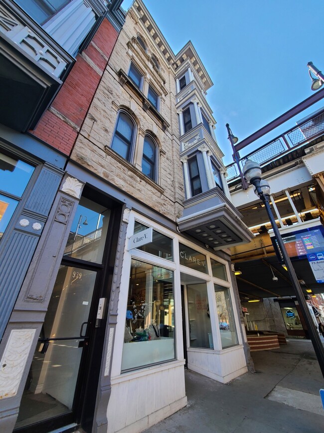 Building Photo - 939 W Armitage Ave