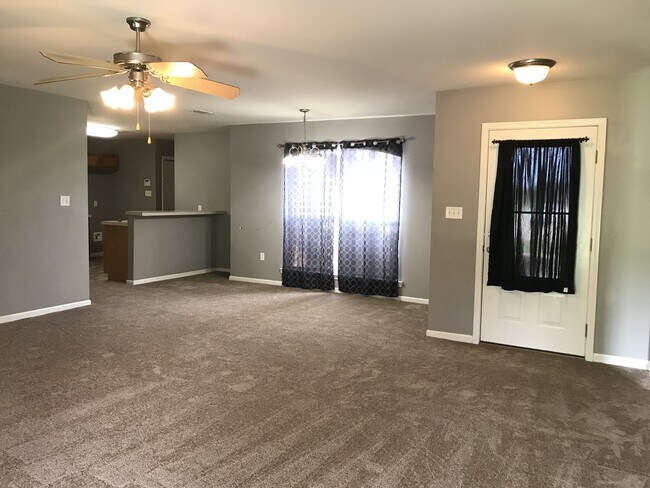 Foto del edificio - 3 Bedroom House in Denham Springs
