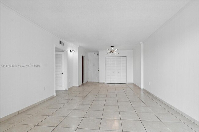 Building Photo - 400 Kings Point Dr