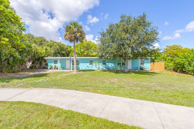 Foto del edificio - 2364 Pineapple Ave