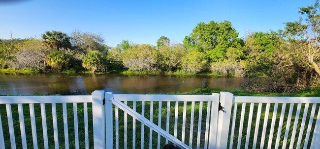 Foto del edificio - 115 SW Glenwood Dr