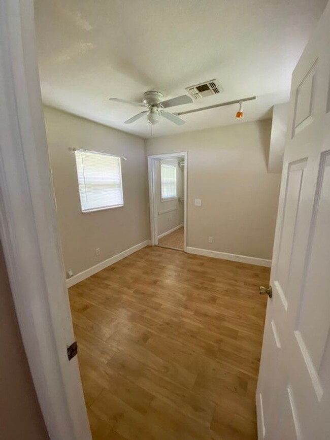 Building Photo - One bedroom with additional bonus room and...