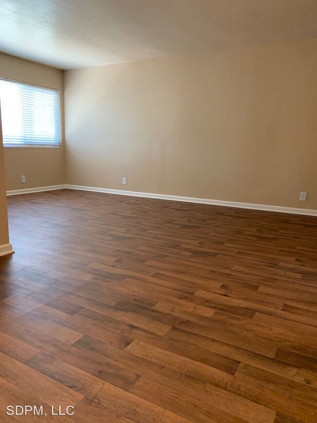 Building Photo - 1 br, 1 bath Apartment - 330 N Juniper St