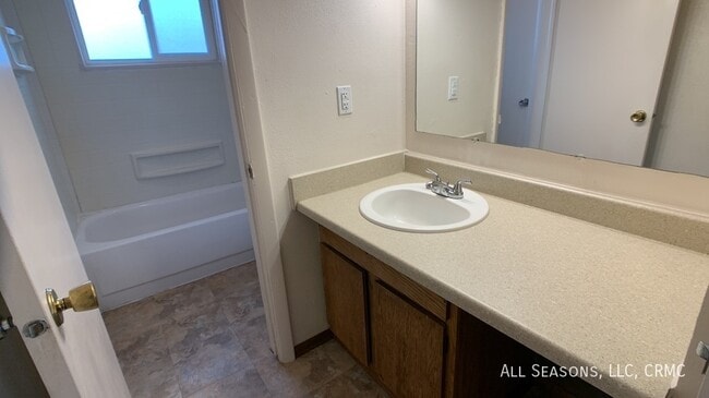 Building Photo - 343 Rosewood Dr