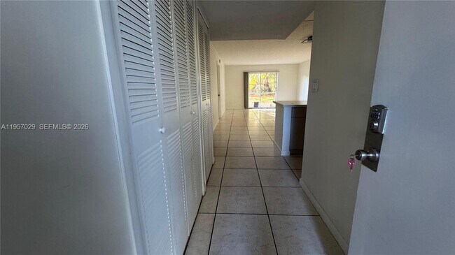 Foto del edificio - 4111 Stirling Rd