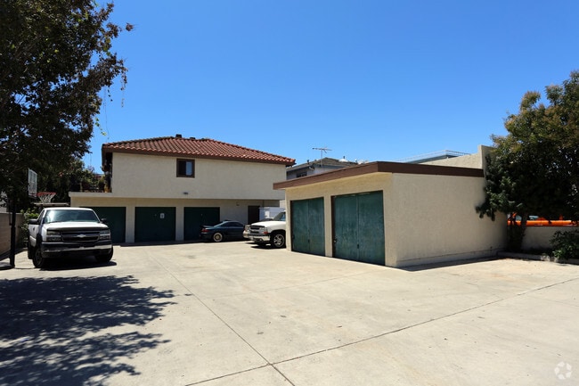 Building Photo - 10660 Oak St