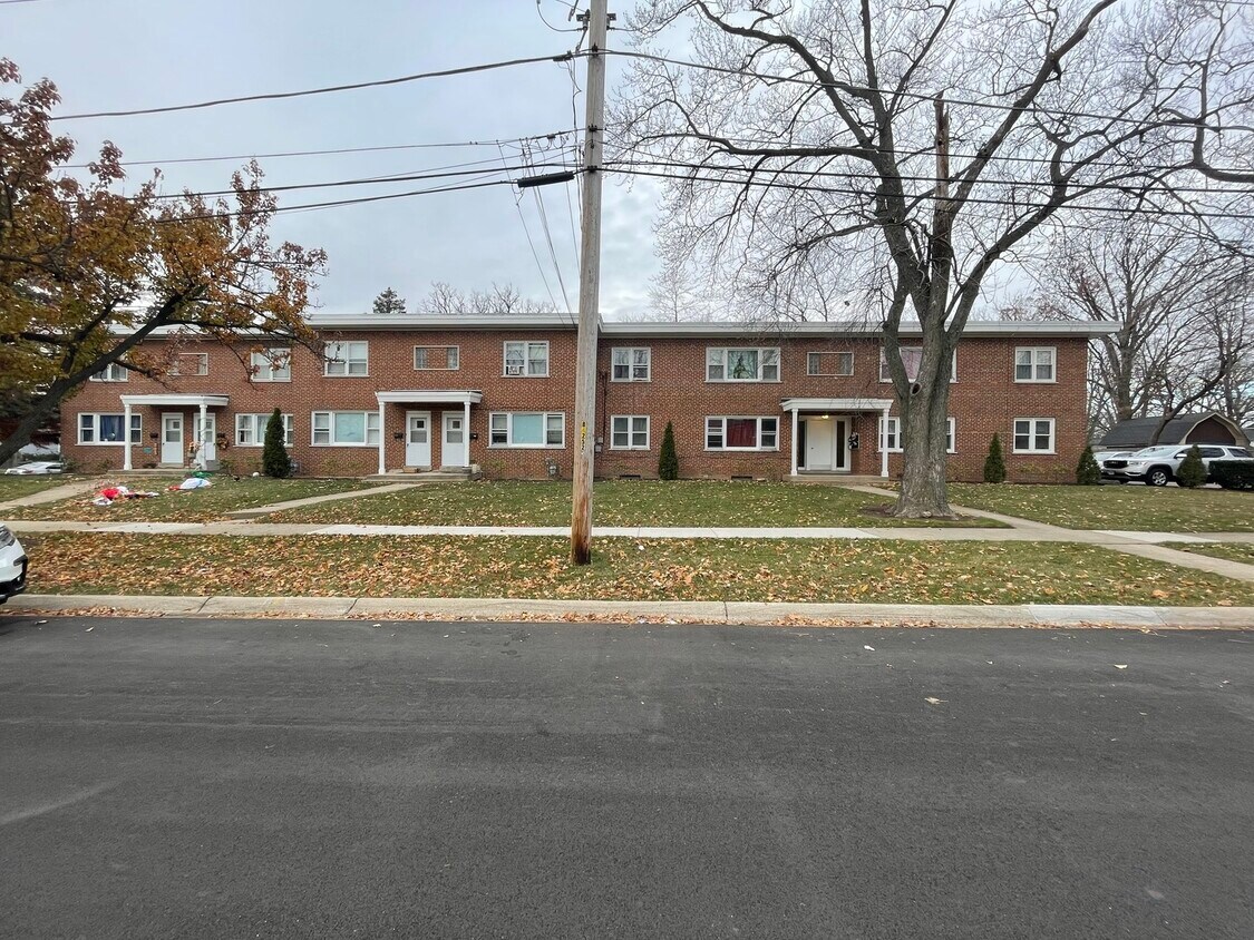 2736 Lauretta Pl, Highland Park, IL 60035 Townhome Rentals in
