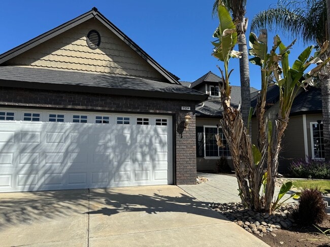 Building Photo - Gorgeous 3 bd. & 2 bath Home with a pool i...