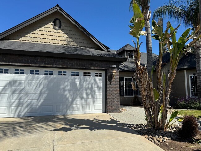 Foto del edificio - Gorgeous 3 bd. & 2 bath Home with a pool i...