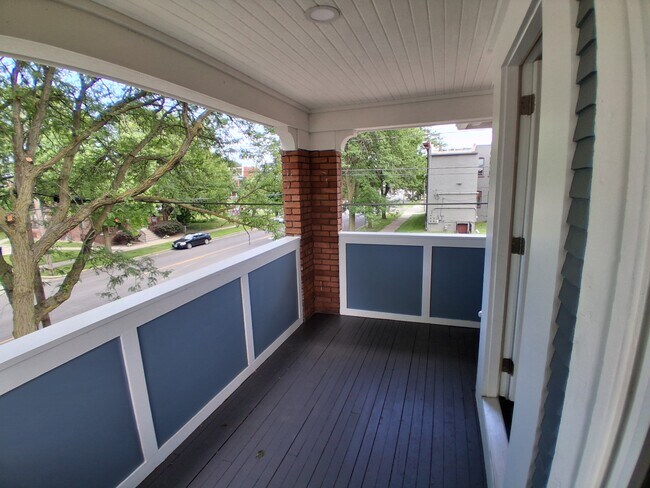 Generous deck - 517 Lagrange St