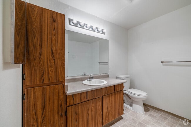 1BR, 1BA - 720SF - Bathroom - Heritage Grove