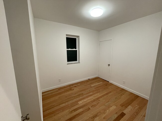 Bedroom 2 / front bedroom - 1516 S Broad St