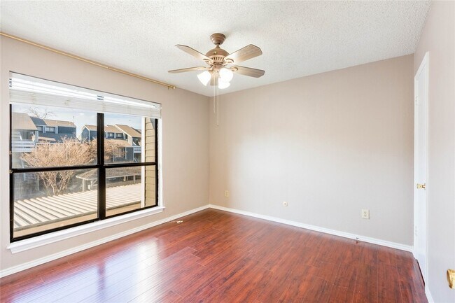 Foto del edificio - 5840 Spring Valley Rd