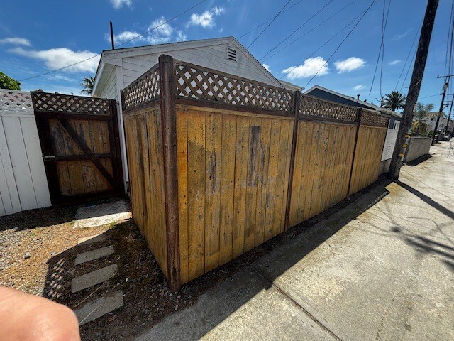 Puerta abierta al espacio privado + aparcamiento contiguo a la puerta. - 1814 Pacific Beach Dr