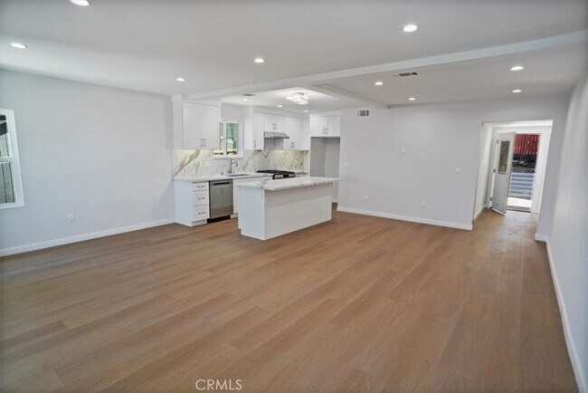 Foto del edificio - 10326 Silverton Ave