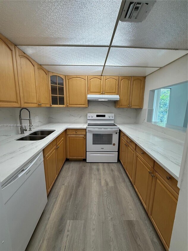 Foto principal - 9441 Live Oak Pl