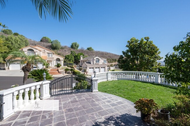 Building Photo - Stunning Remodeled Home in Walnut Valley U...