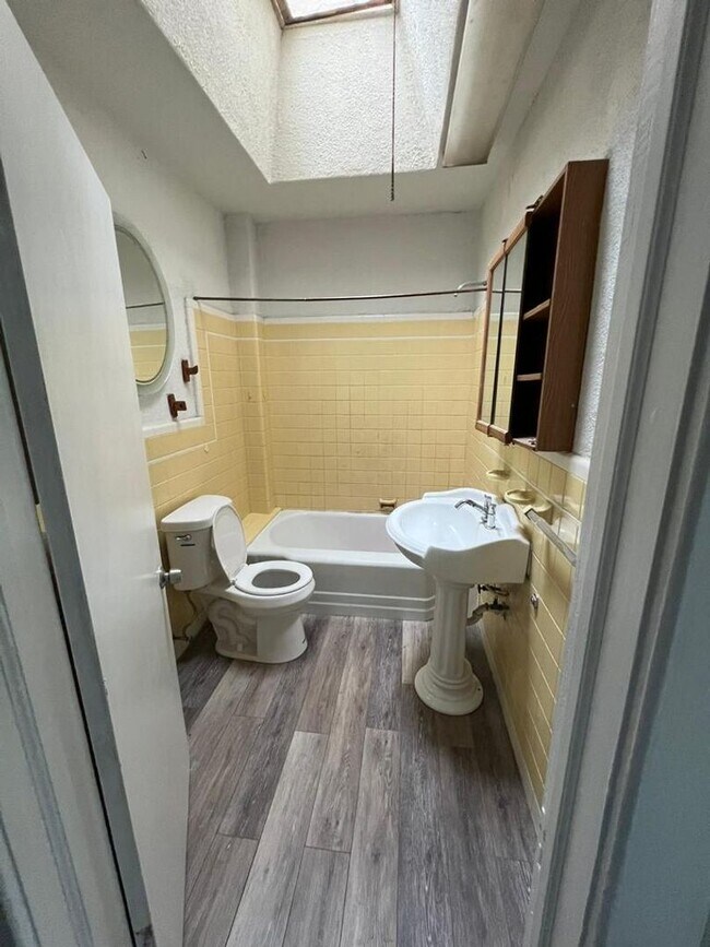 Foto del edificio - Remodeled Front Porch Home - Frankford