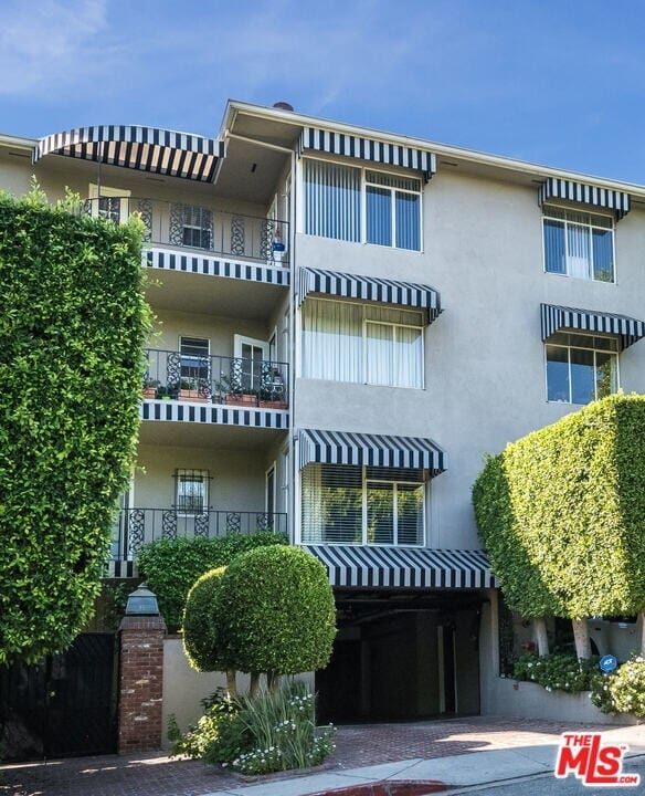 Building Photo - 1221 Sunset Plaza Dr