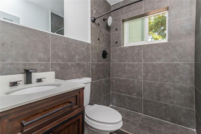 Foto del edificio - 181 NE 168th St # 2