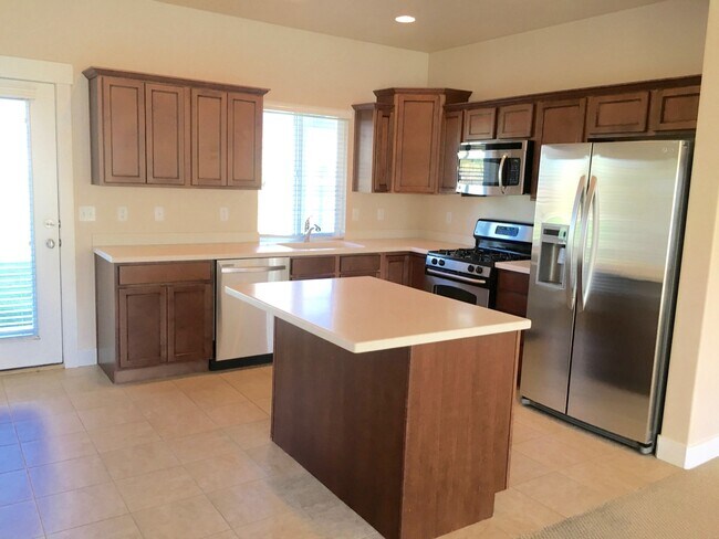 Building Photo - Luxury Townhome in Sandy!!