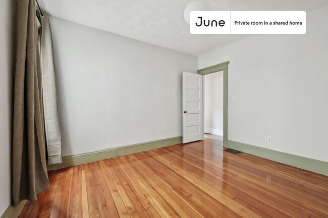 Foto del edificio - Private bedroom in 4 bed/1 bath Home