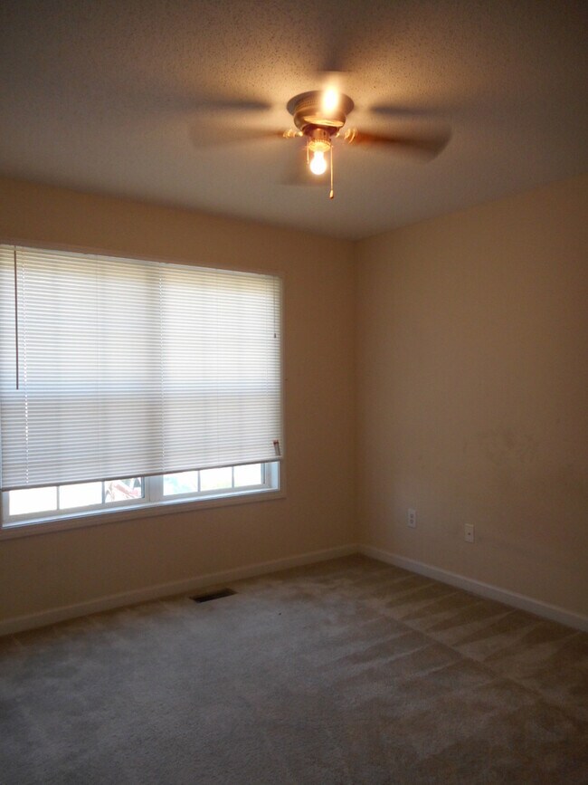 Foto del edificio - Sweet 4 Bed x 2 Bth (SORRY! NO SECTION 8)