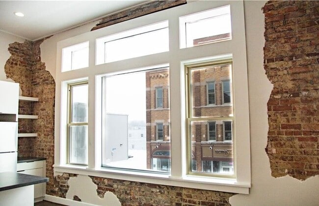 Building Photo - One Bedroom Apartment
