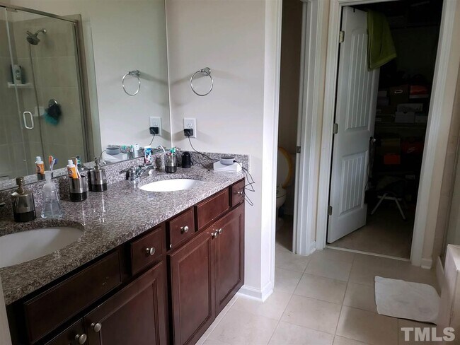 Foto del edificio - 2432 Emily Brook Way