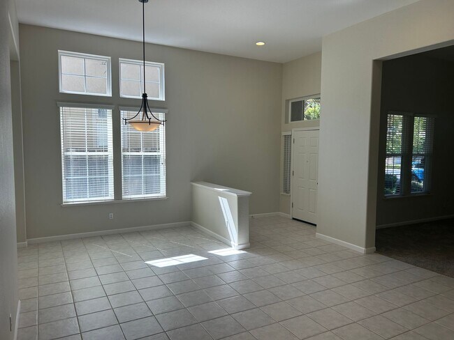 Building Photo - Beautiful 5 Bedroom 3 Bathroom in Garin Ra...