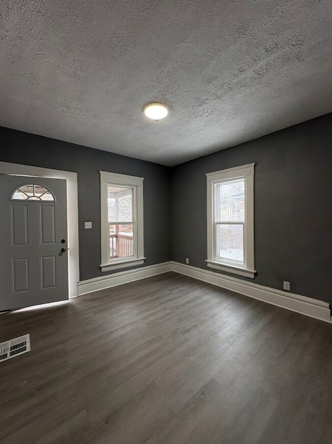 Building Photo - Three bedroom two bathroom home for rent