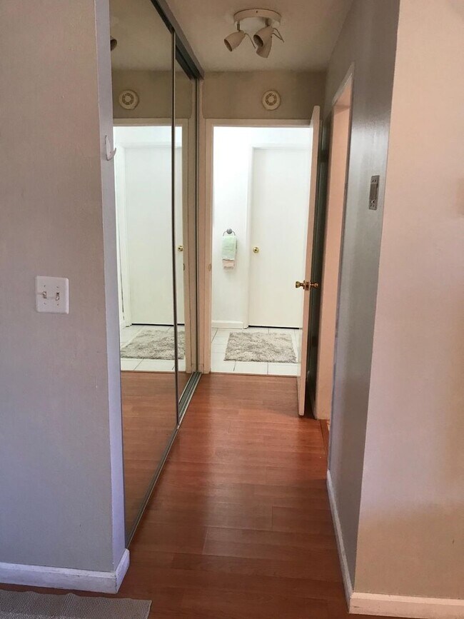Foto del edificio - Spacious 1 bedroom with wood laminate floo...