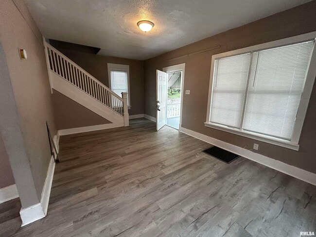 Building Photo - 1031 E Behrends Ave