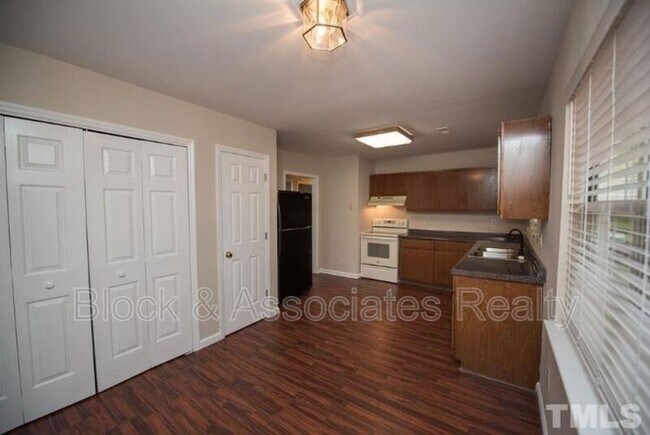 Foto del edificio - 2120 Collier Rd