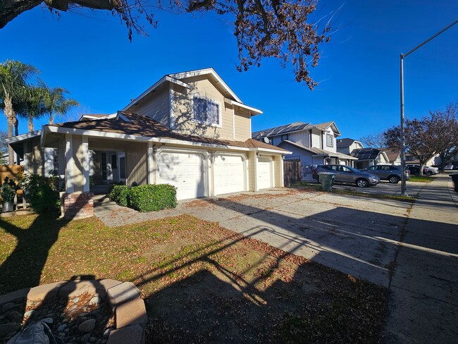 Building Photo - Large 4 bedroom two story in east Modesto!