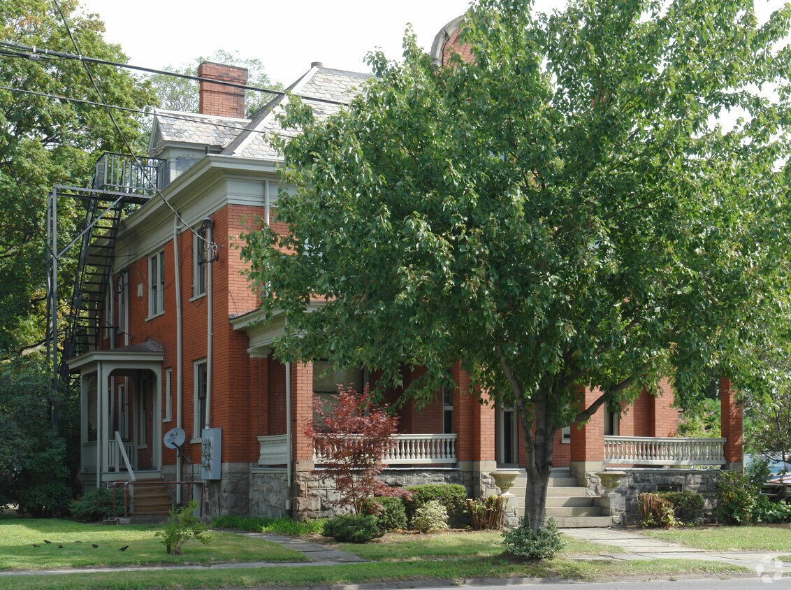 Building Photo - 820 W 3rd St